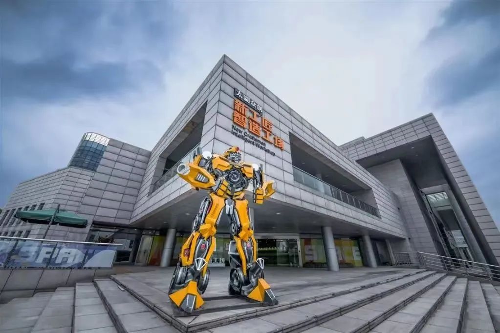 智元机器人第10000台通用具身机器人量产下线